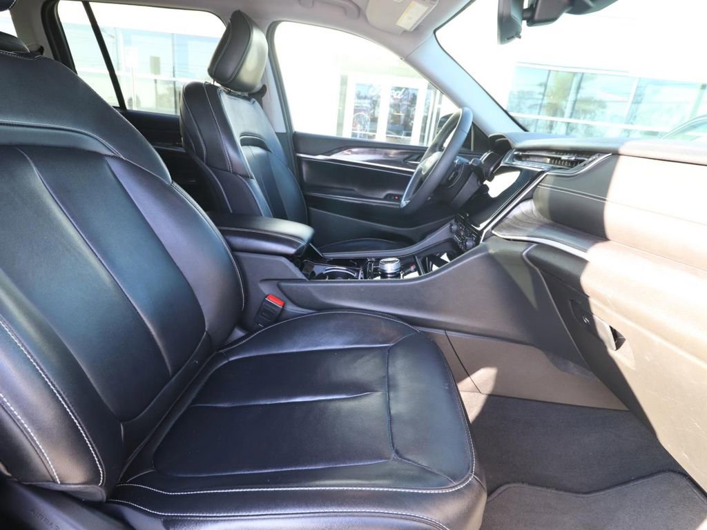 Used 2023 Jeep Grand Cherokee Limited w/ Black Appearance Package image 14