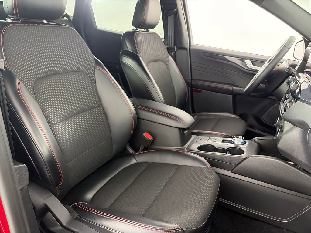 Certified 2025 Ford Escape ST-Line Select AWD/4WD image 31
