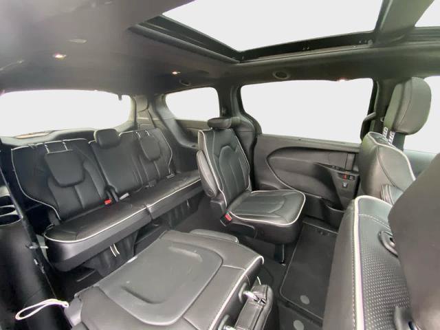 Used 2026 Chrysler Pacifica Limited FWD image 16