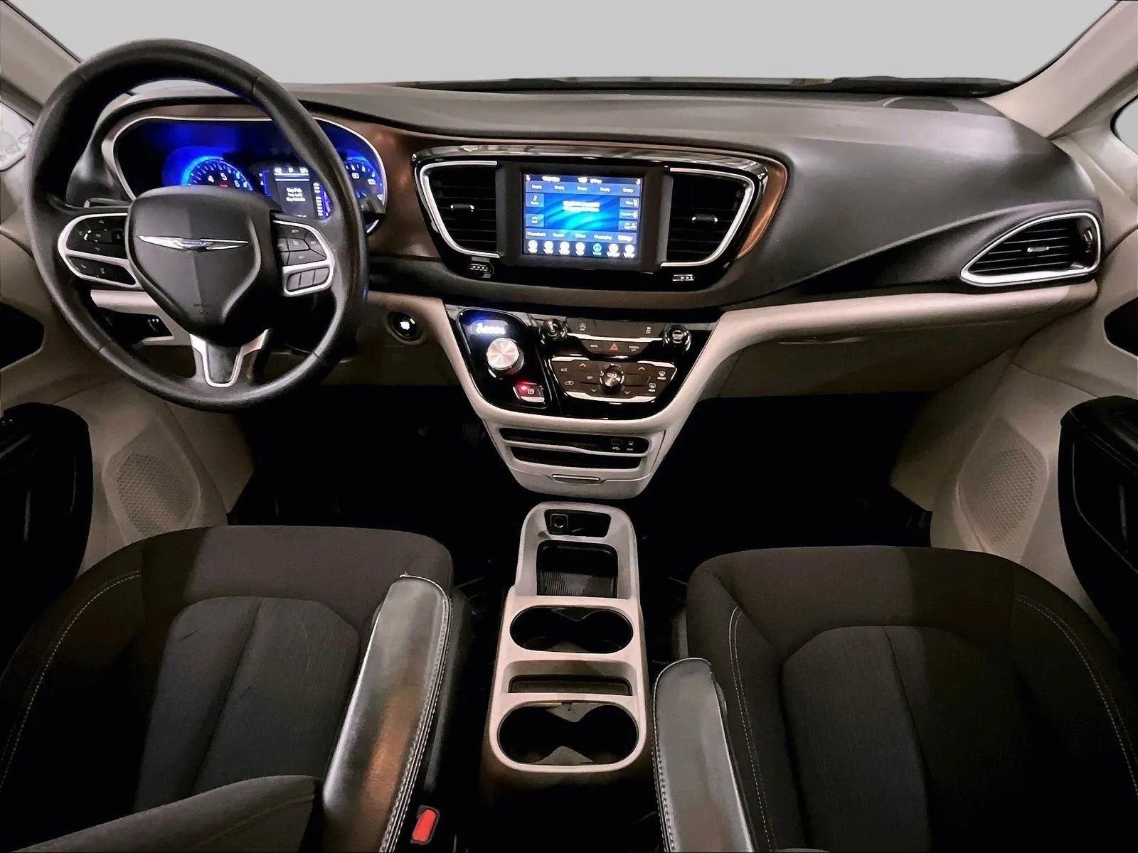 Used 2020 Chrysler Voyager L image 14