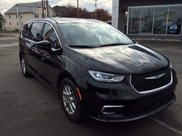 Used 2024 Chrysler Pacifica Touring-L image 3