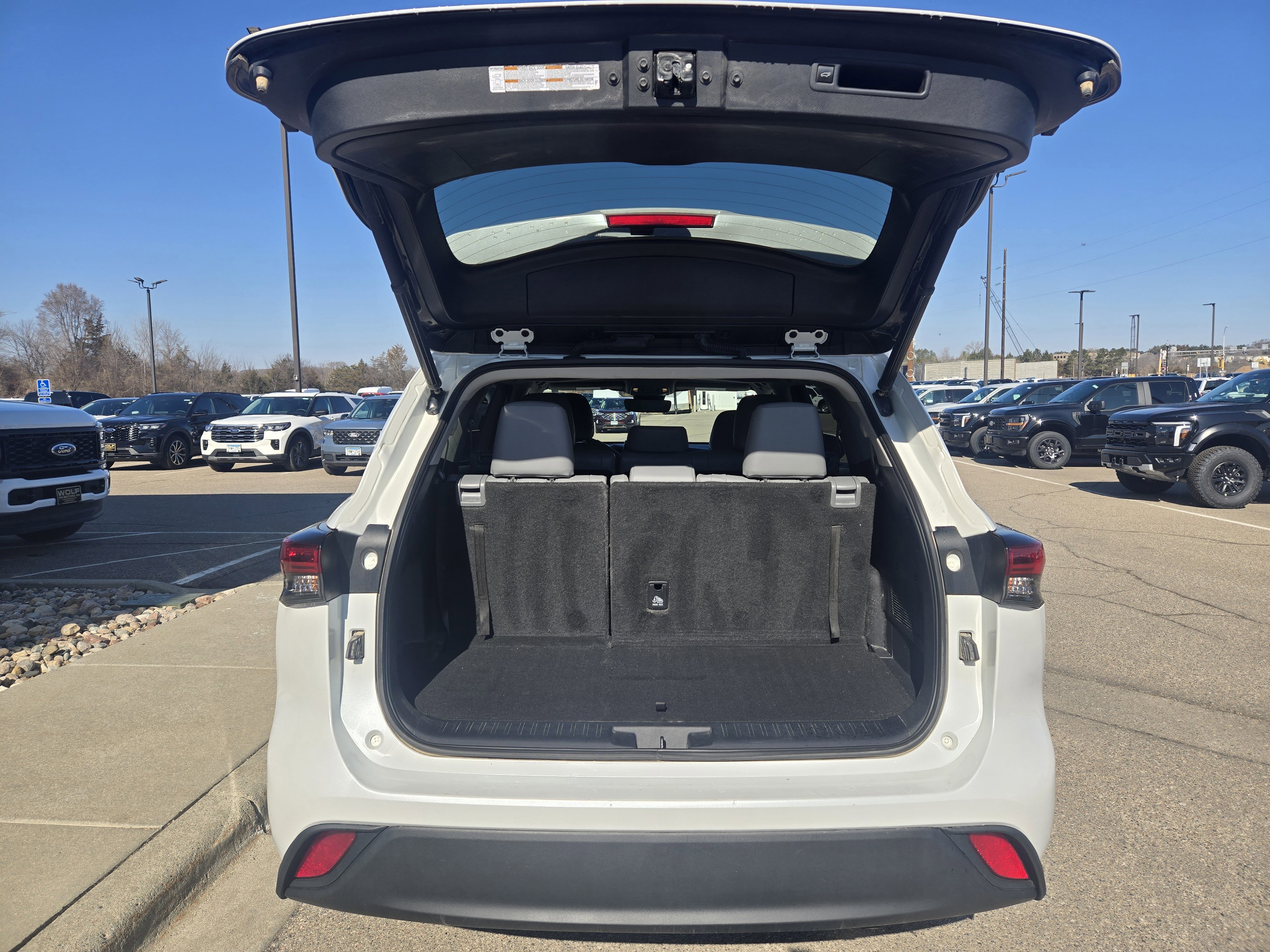 Used 2022 Toyota Highlander XLE AWD/4WD image 16