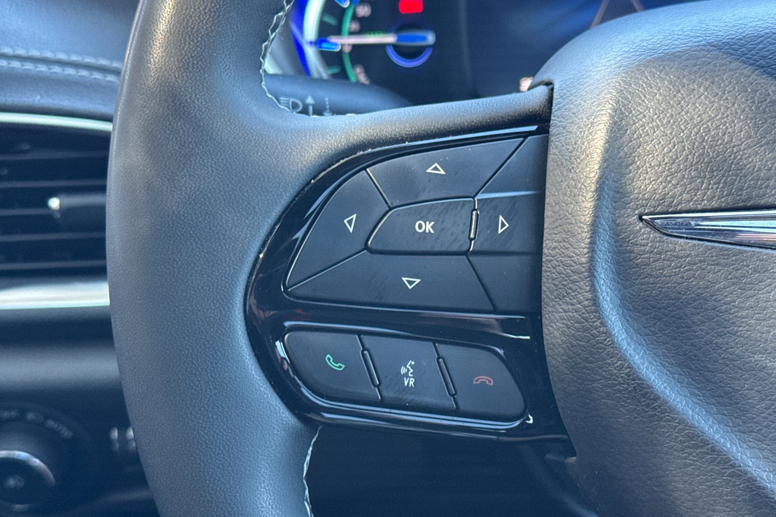 Used 2022 Chrysler Pacifica Limited w/ Uconnect Theater Family Group FWD image 23