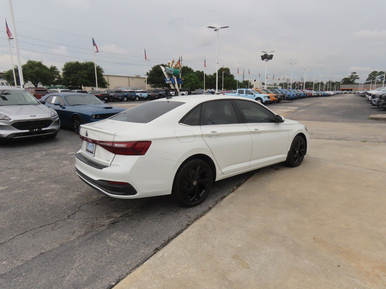 Used 2025 Volkswagen Jetta SE FWD image 11