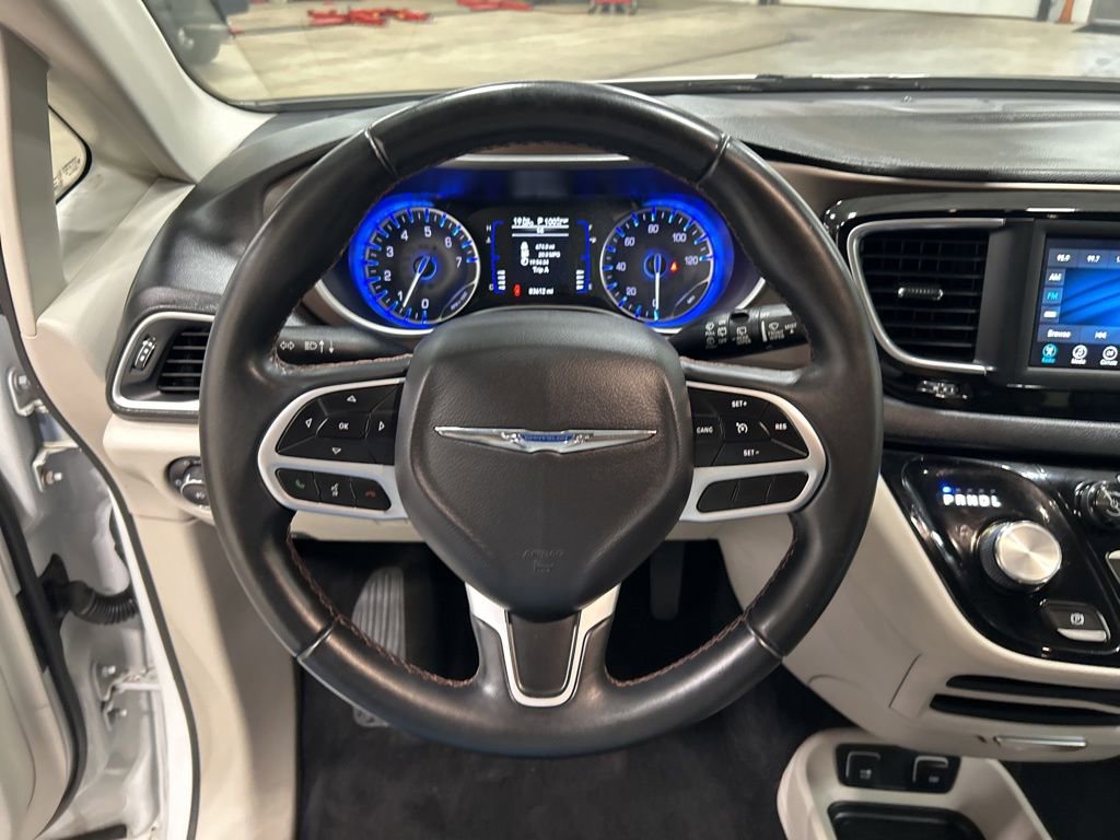 Used 2018 Chrysler Pacifica Touring-L FWD image 16