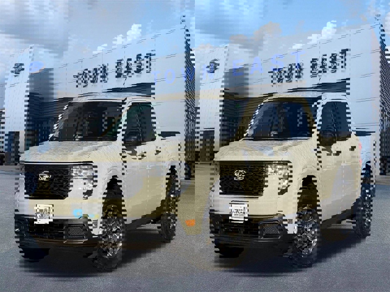 Certified 2025 Ford Maverick XLT image 1