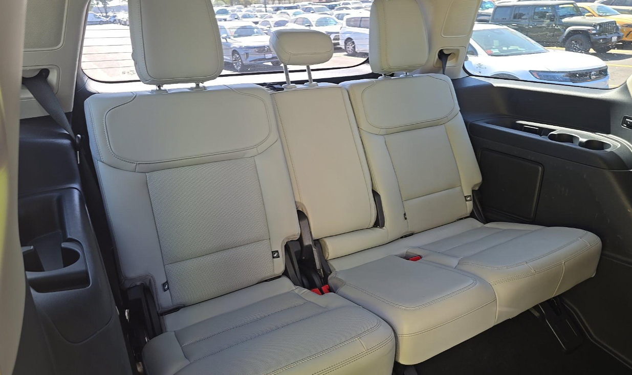 Certified 2025 Ford Expedition Platinum AWD/4WD image 8