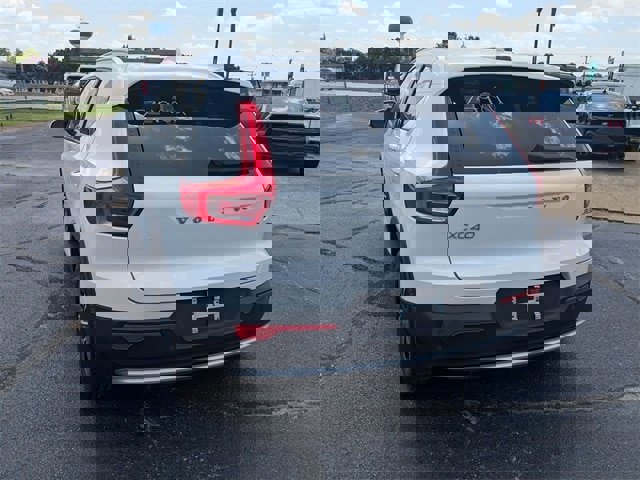 Used 2023 Volvo XC40 B5 Core image 3