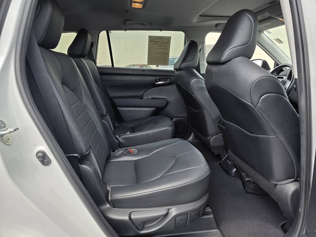 Used 2021 Toyota Highlander XLE FWD image 29