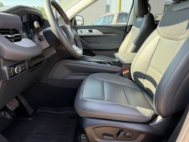 Certified 2025 Ford Explorer Active w/ Active Comfort Package AWD/4WD image 19