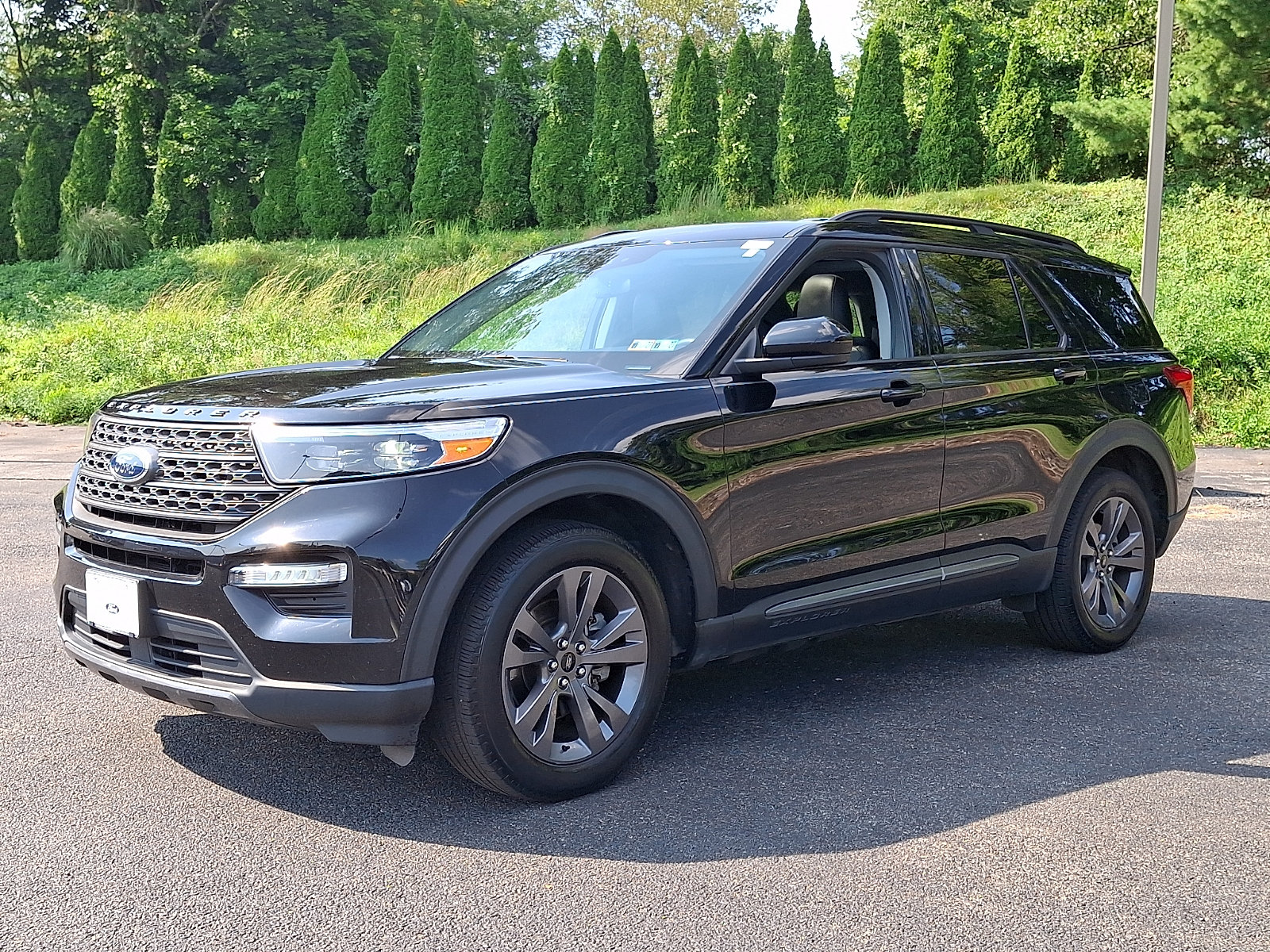 Certified 2024 Ford Explorer XLT w/ Equipment Group 202A AWD/4WD image 3