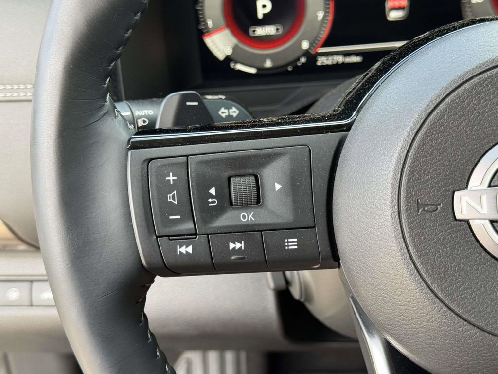 Used 2023 Nissan Pathfinder Platinum image 16