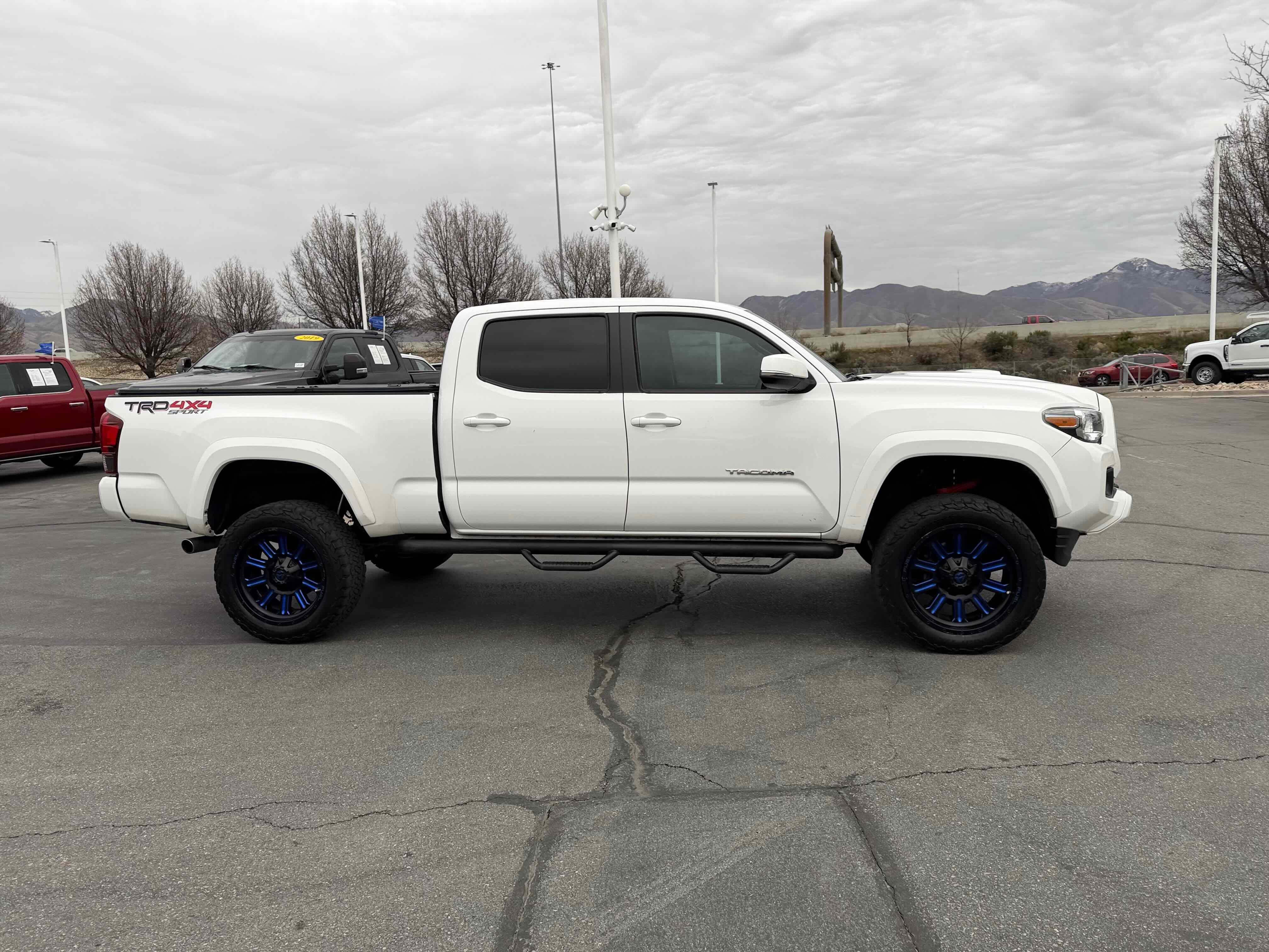 Used 2019 Toyota Tacoma TRD Sport image 9