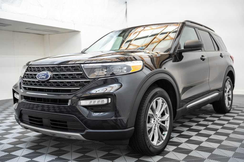 Certified 2023 Ford Explorer XLT w/ Equipment Group 202A AWD/4WD image 3