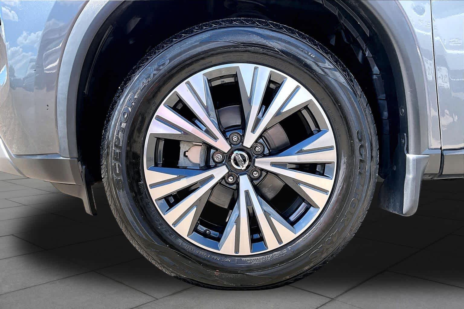 Used 2021 Nissan Rogue SV w/ Premium Package FWD image 11