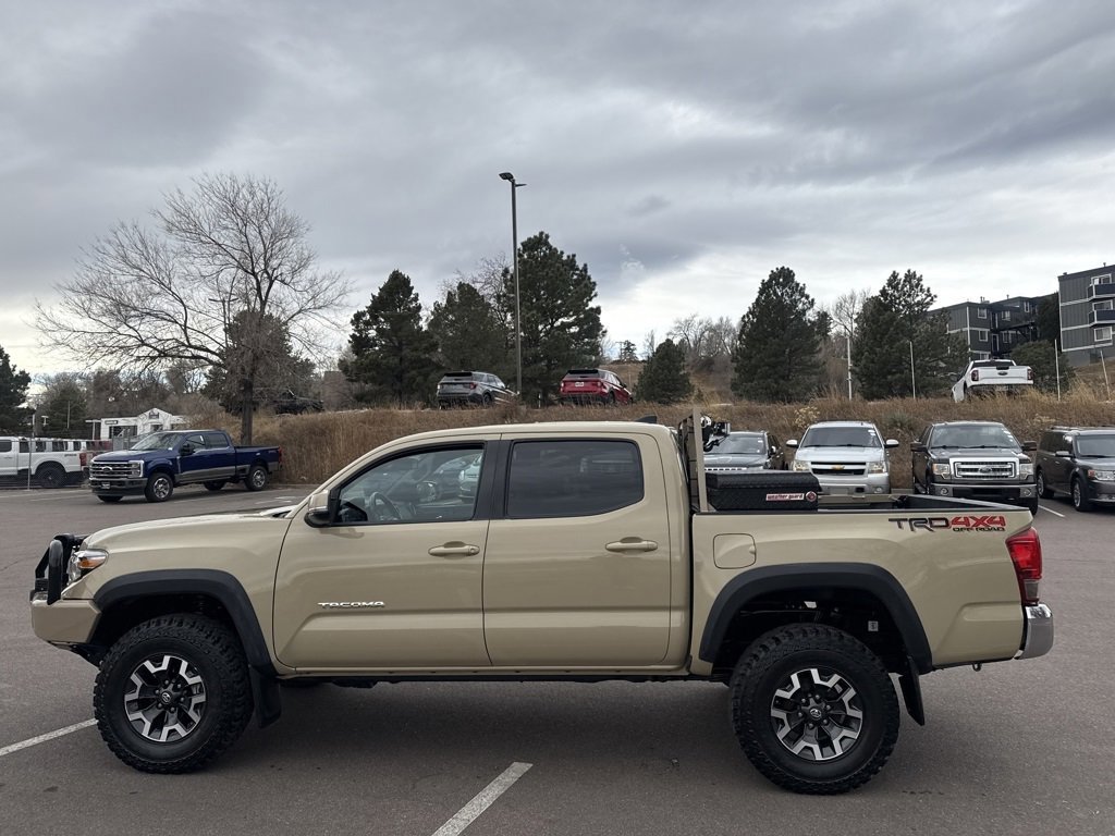 Used 2017 Toyota Tacoma TRD Off-Road image 2