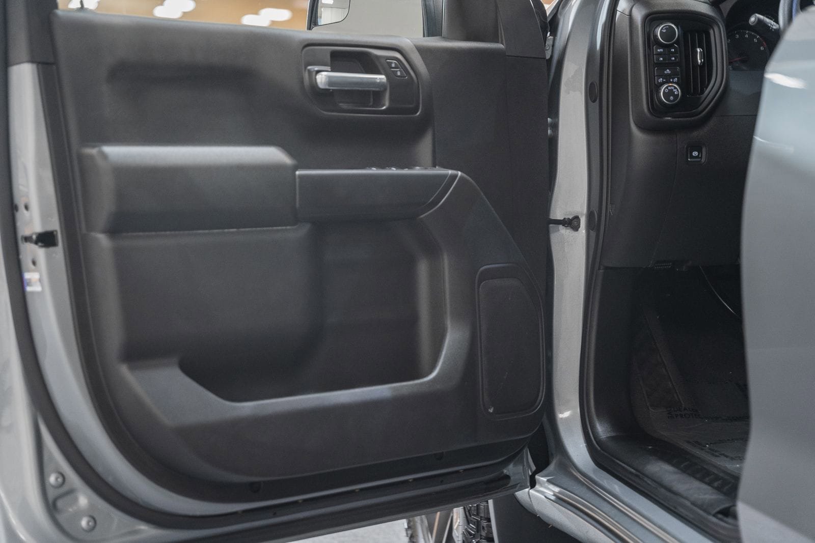 Used 2025 Chevrolet Silverado 1500 Custom Trail Boss w/ Dark Appearance Package AWD/4WD image 44