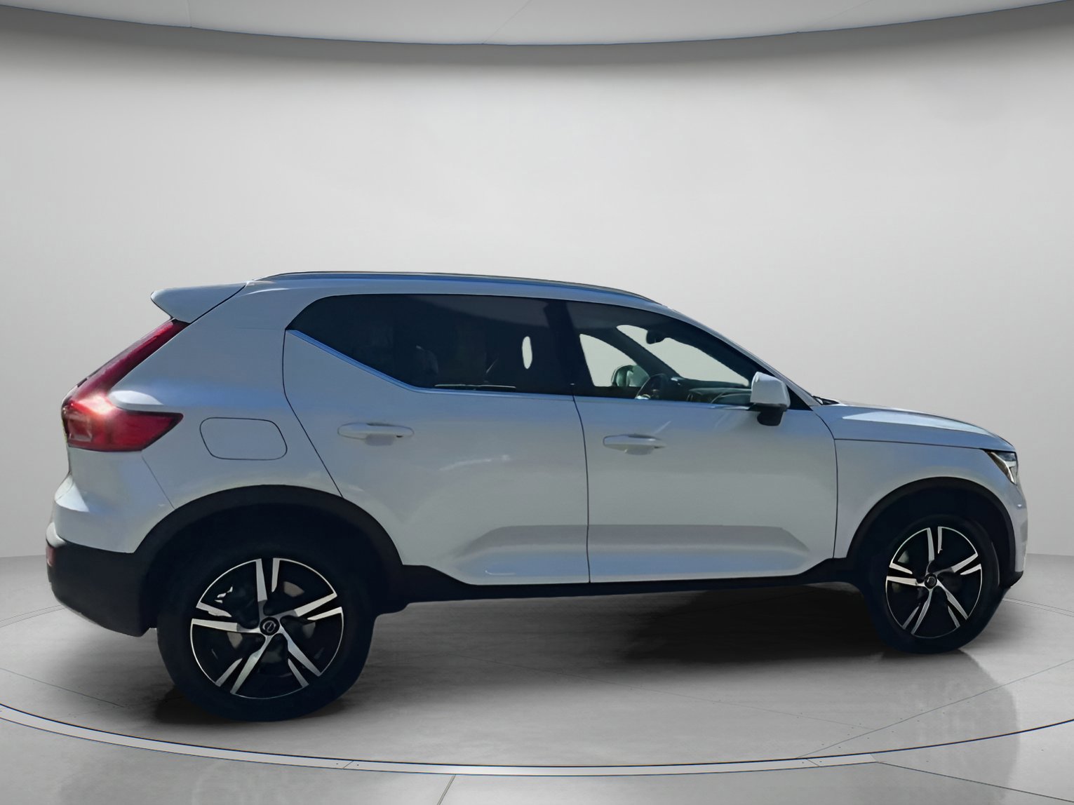 Used 2023 Volvo XC40 B5 Plus image 35