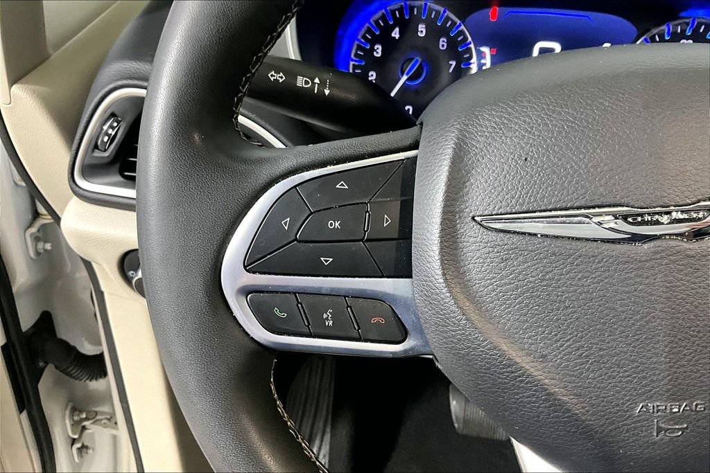 Used 2023 Chrysler Pacifica Touring-L FWD image 14