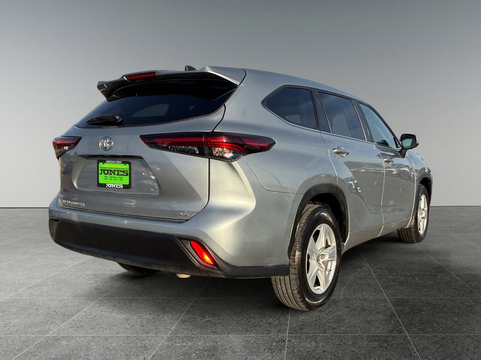 Used 2024 Toyota Highlander LE image 4