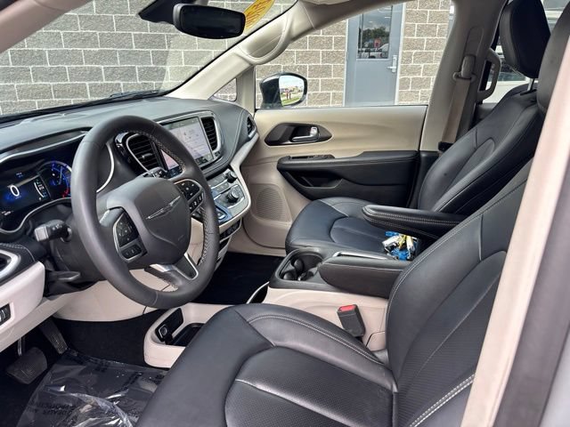 Used 2024 Chrysler Pacifica Limited FWD image 15