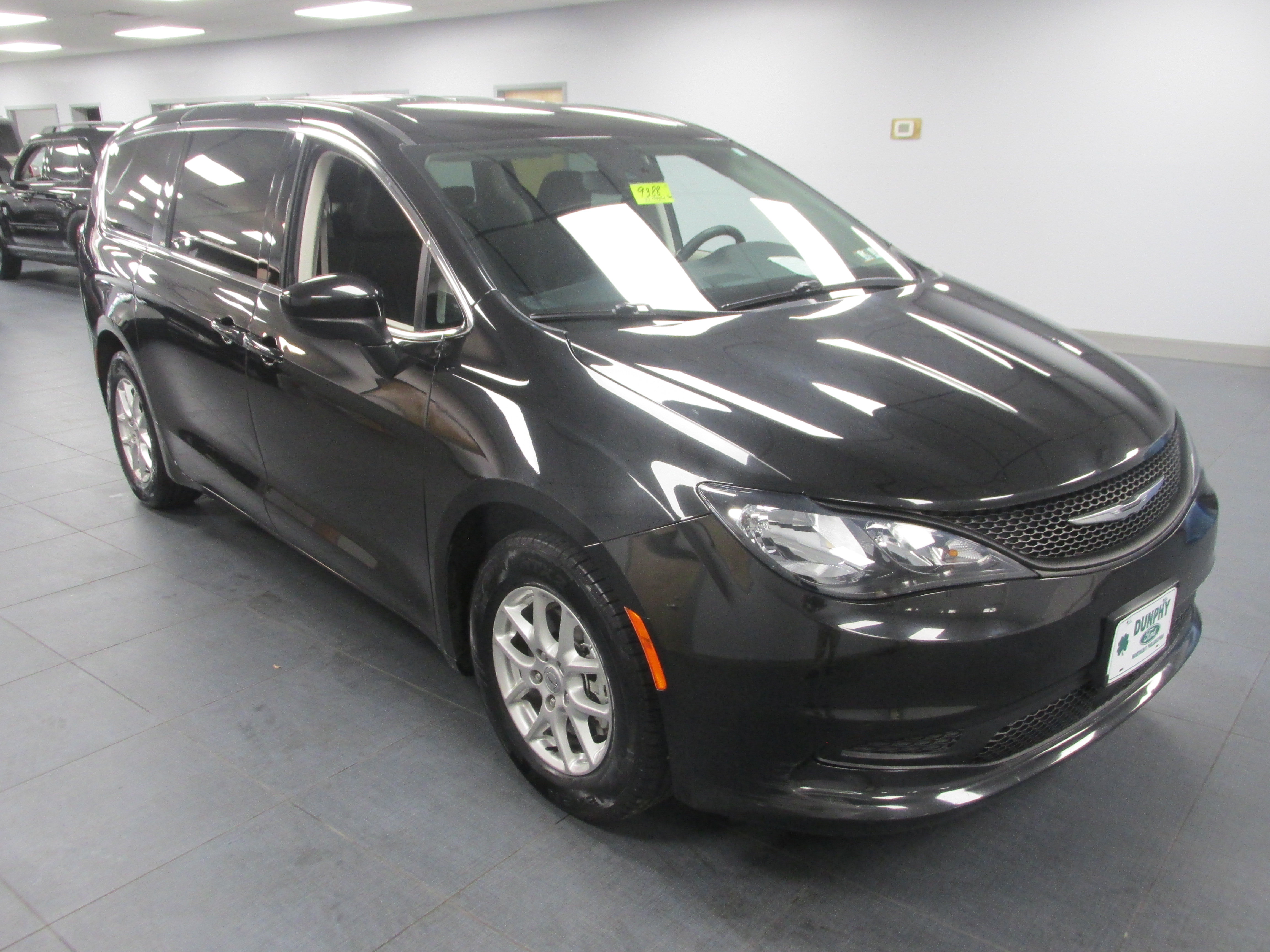 Used 2023 Chrysler Voyager LX FWD image 3