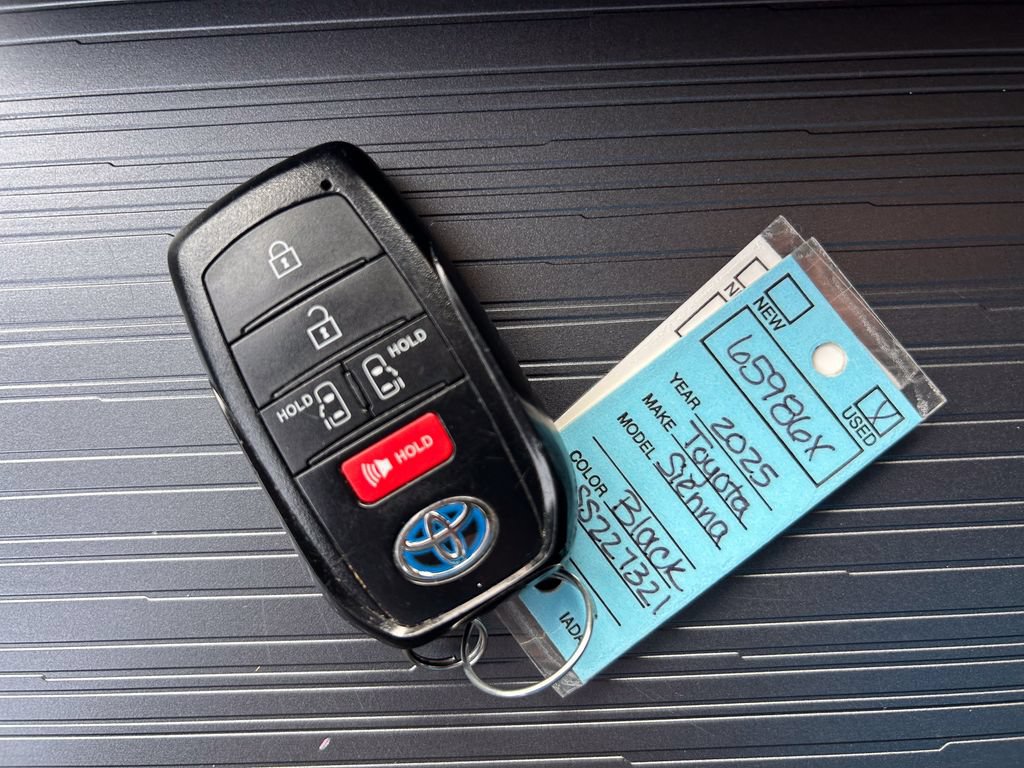 Used 2025 Toyota Sienna LE FWD image 37