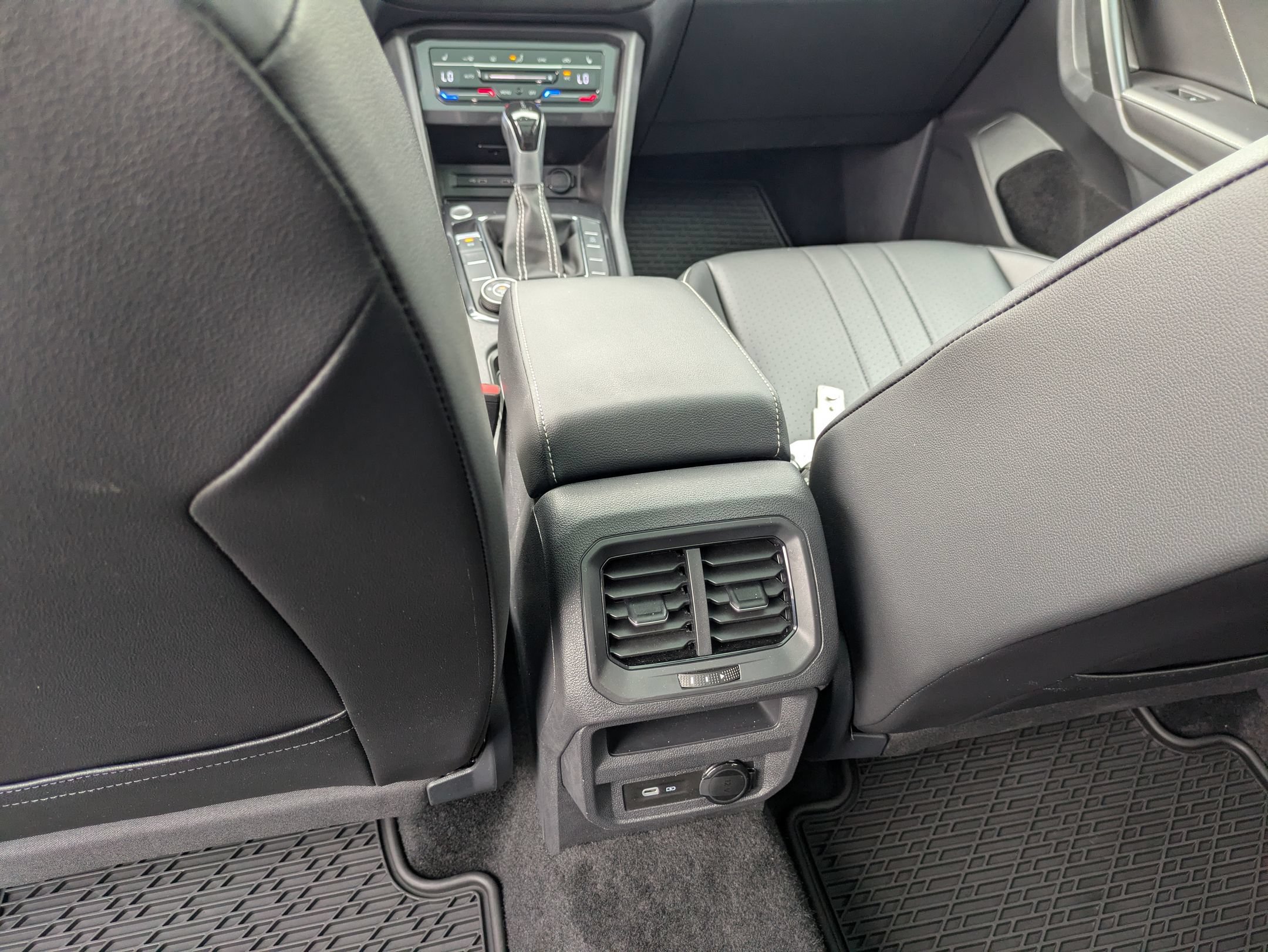 Used 2024 Volkswagen Tiguan SE w/ Panoramic Sunroof Package AWD/4WD image 31
