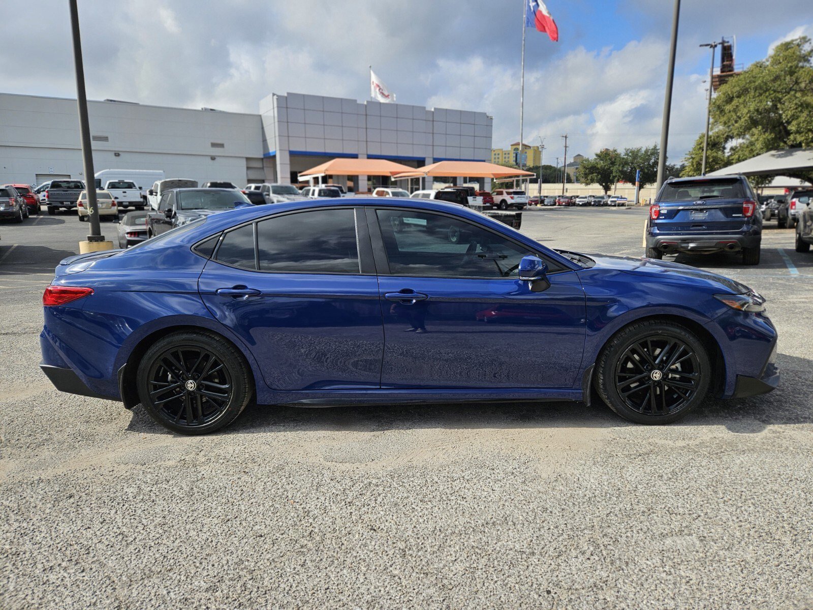 Used 2025 Toyota Camry SE image 2