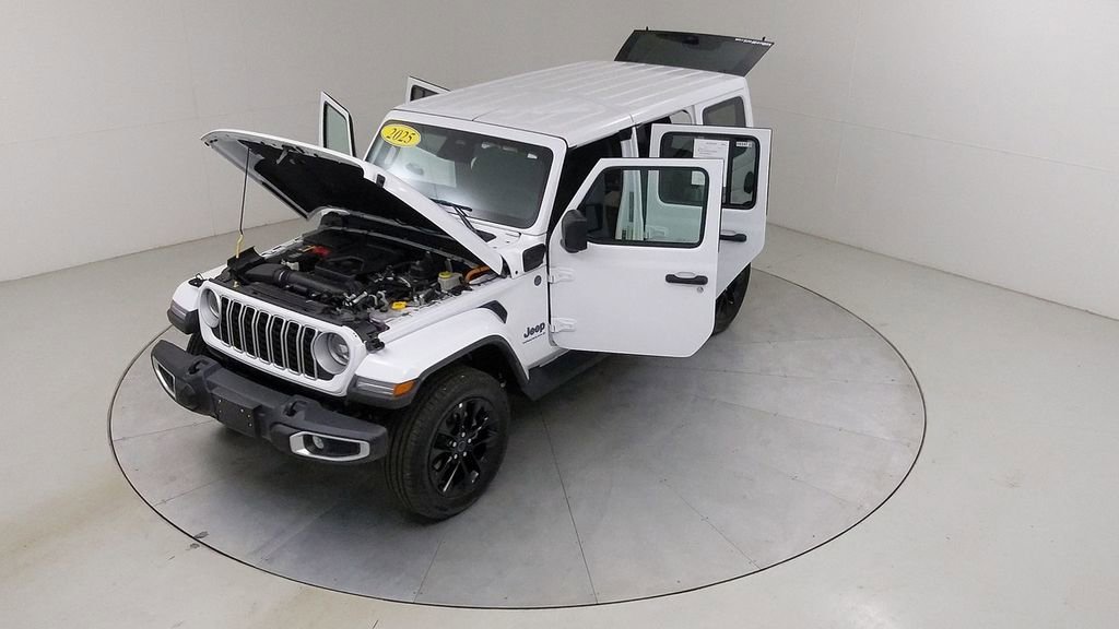 Used 2025 Jeep Wrangler Unlimited Sahara AWD/4WD image 42