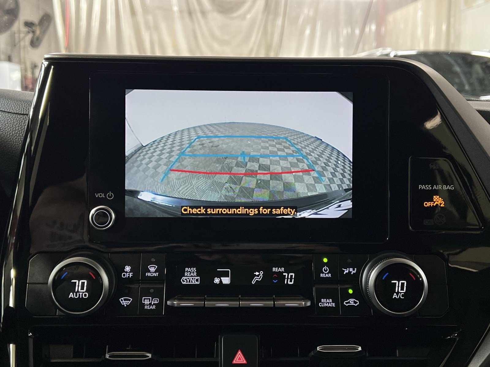 Used 2023 Toyota Highlander LE AWD/4WD image 19