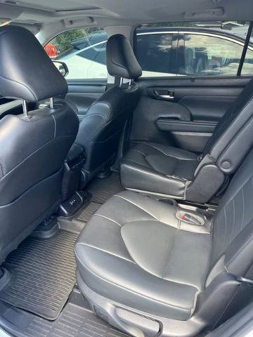 Used 2022 Toyota Highlander XLE AWD/4WD image 7