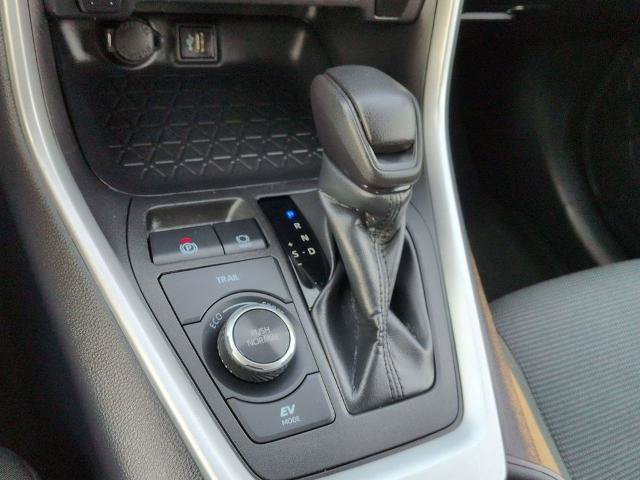 Used 2024 Toyota RAV4 LE AWD/4WD image 16