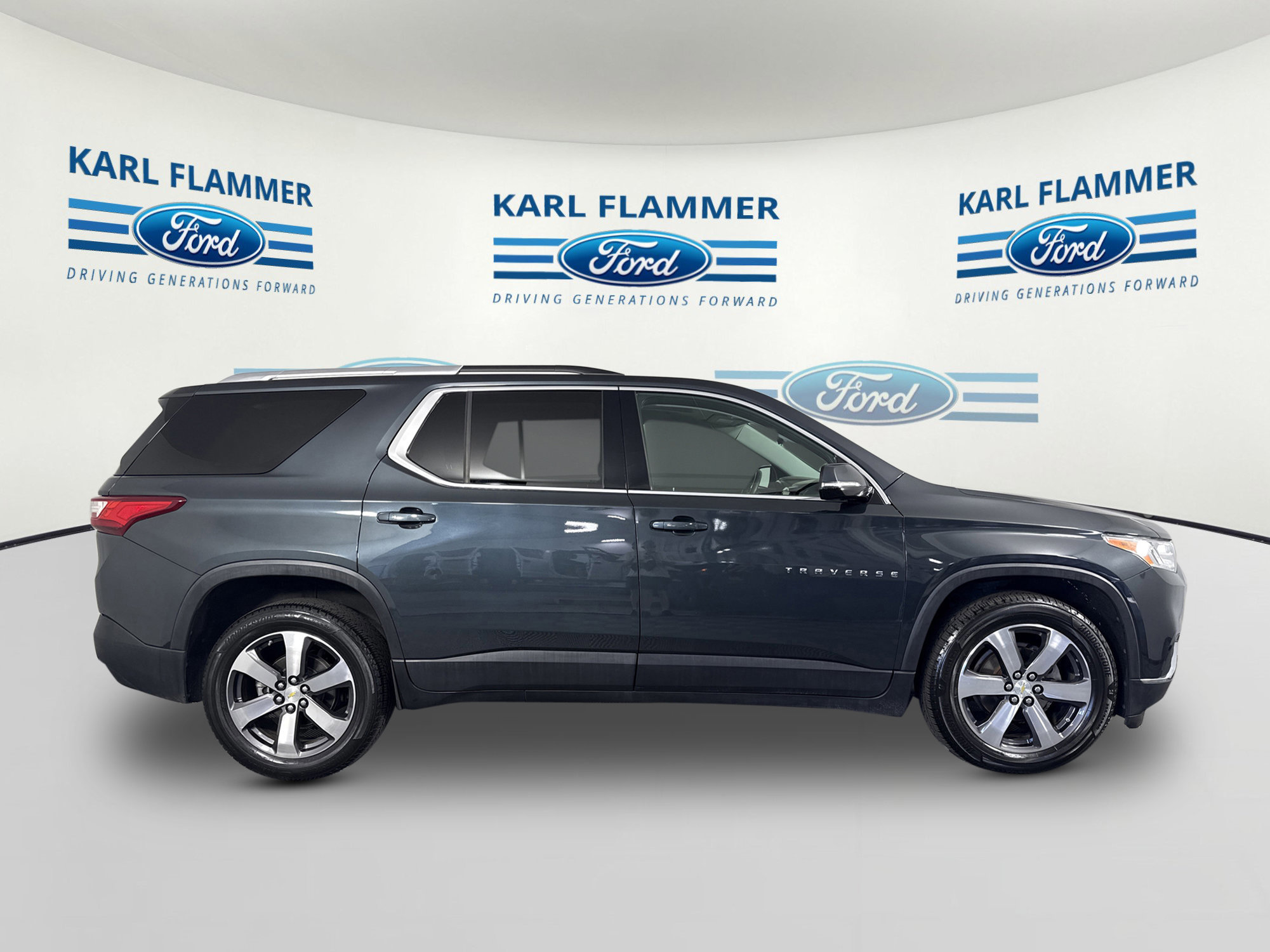 Used 2018 Chevrolet Traverse LT image 2