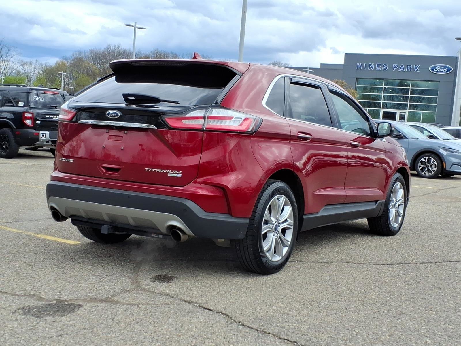 Certified 2019 Ford Edge Titanium w/ Cold Weather Package AWD/4WD image 7