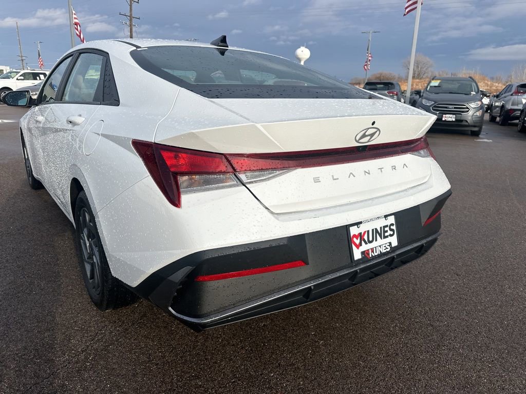 Used 2024 Hyundai Elantra SEL image 12