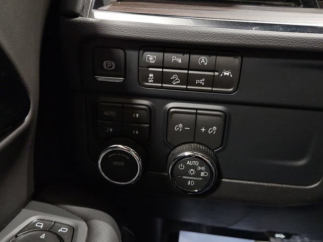 Used 2026 Chevrolet Suburban Z71 AWD/4WD image 28
