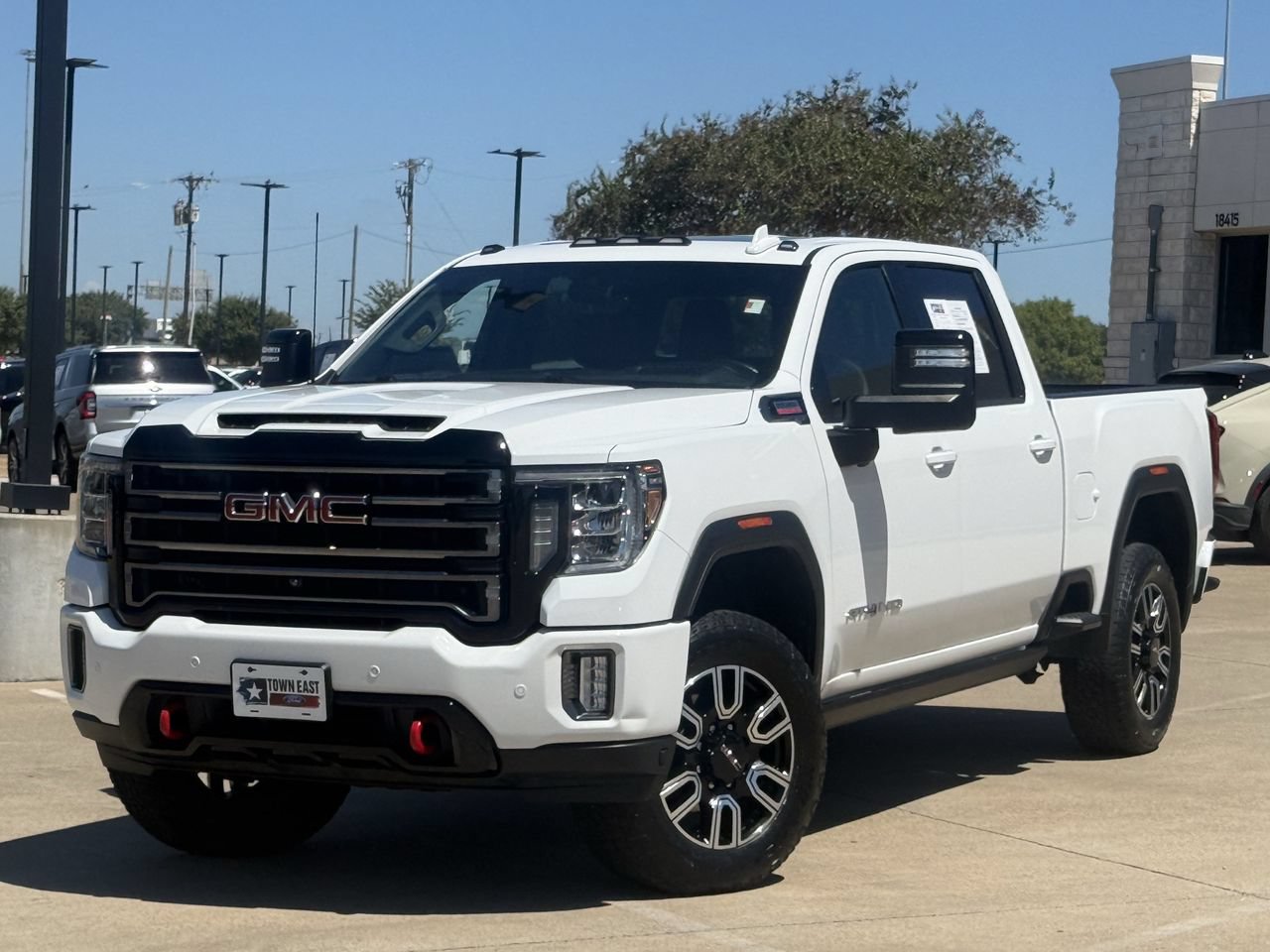 Used 2021 GMC Sierra 2500 AT4 w/ AT4 Premium Plus Package AWD/4WD image 2