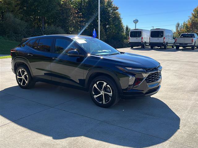 Used 2025 Chevrolet Trax RS w/ Driver Confidence Package FWD image 3