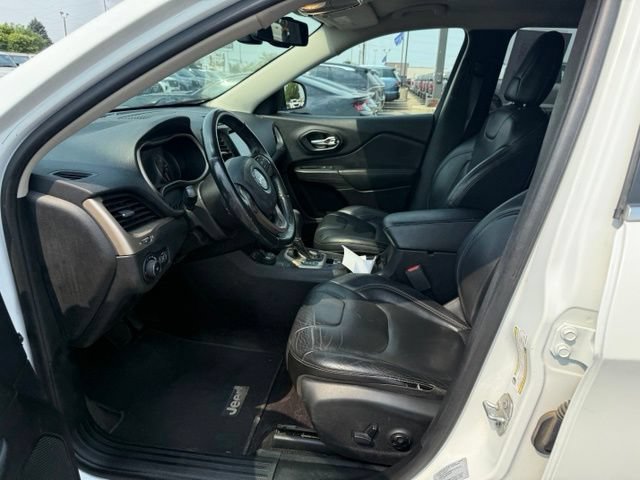 Used 2017 Jeep Cherokee Limited AWD/4WD image 2