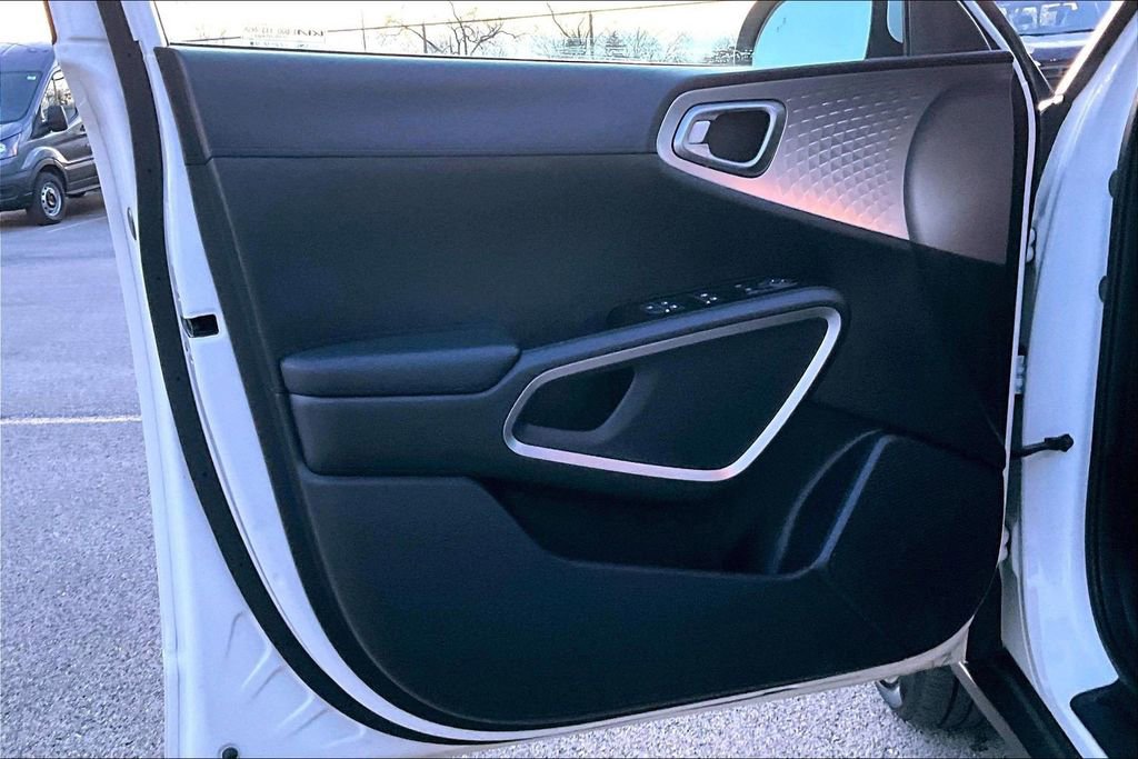 Used 2023 Kia Soul LX w/ LX Technology Package image 21