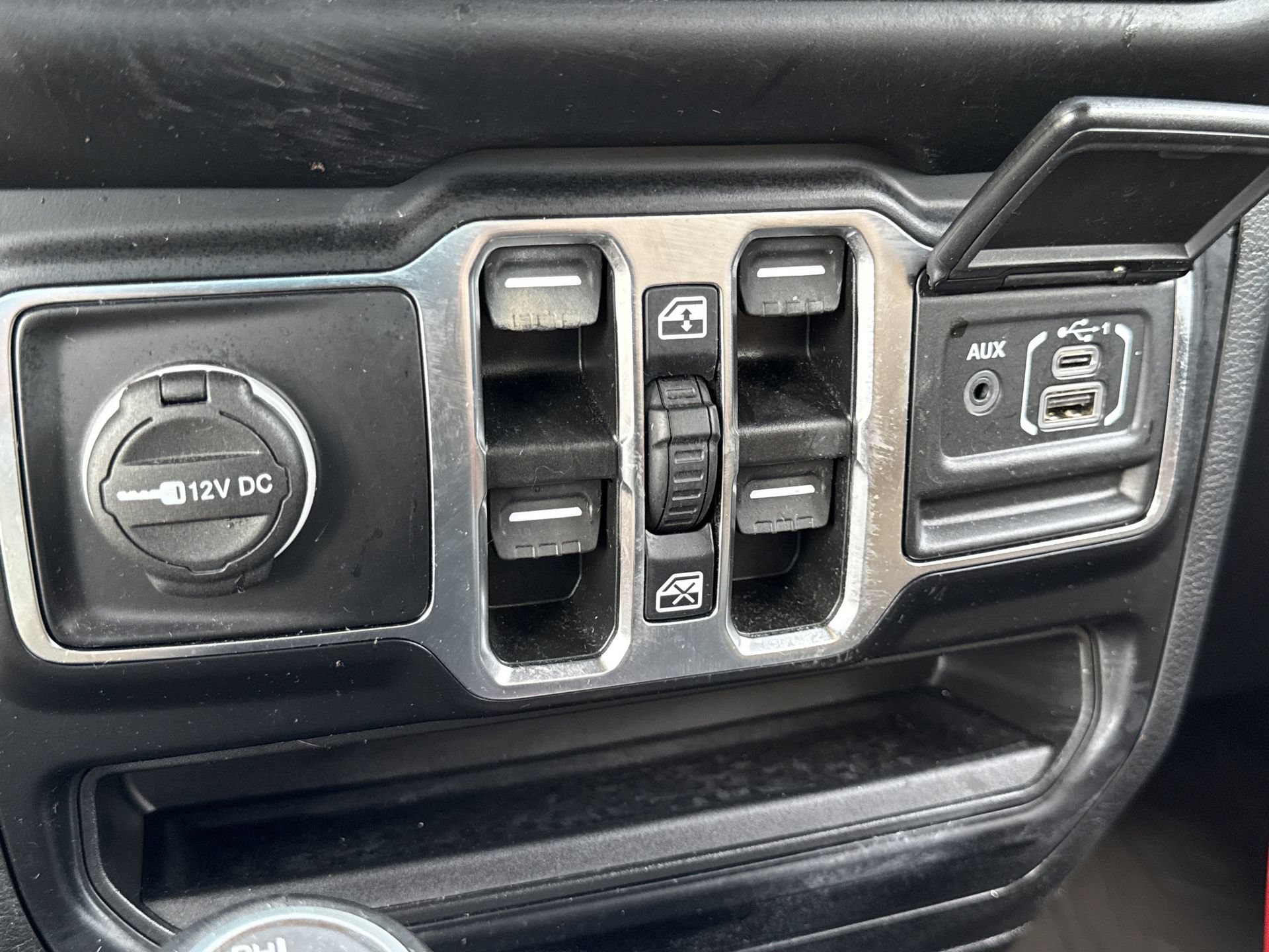 Used 2022 Jeep Wrangler Unlimited Sahara w/ LED Lighting Group AWD/4WD image 8