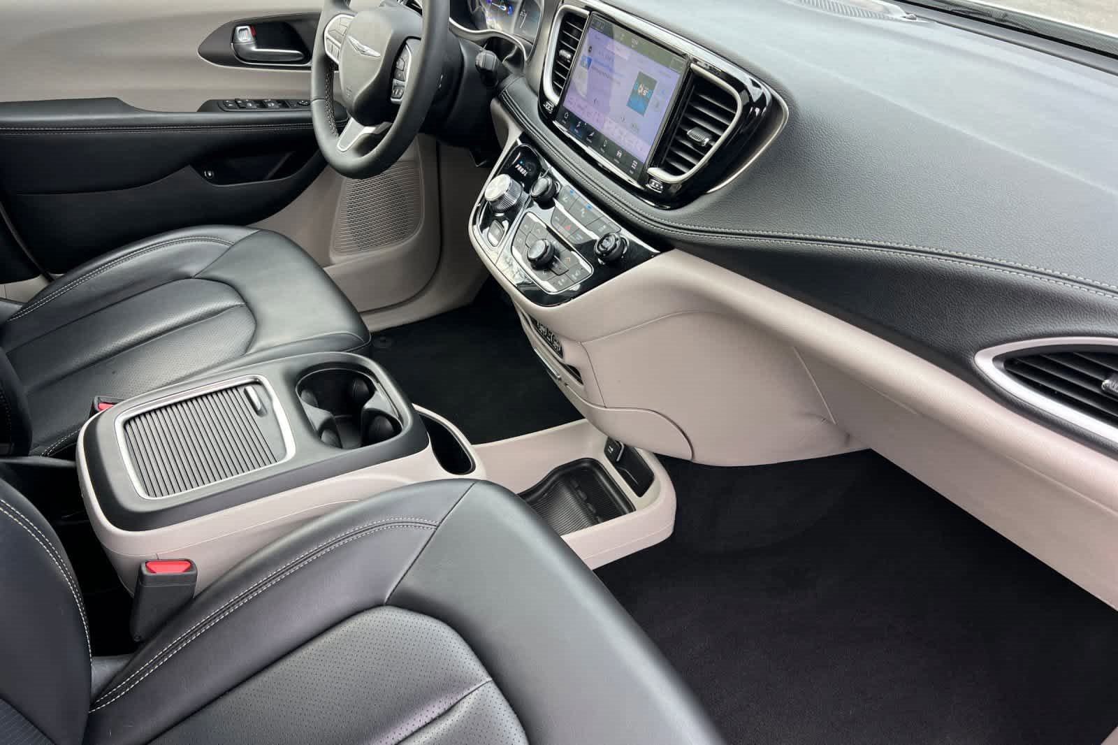 Used 2023 Chrysler Pacifica Touring-L image 18