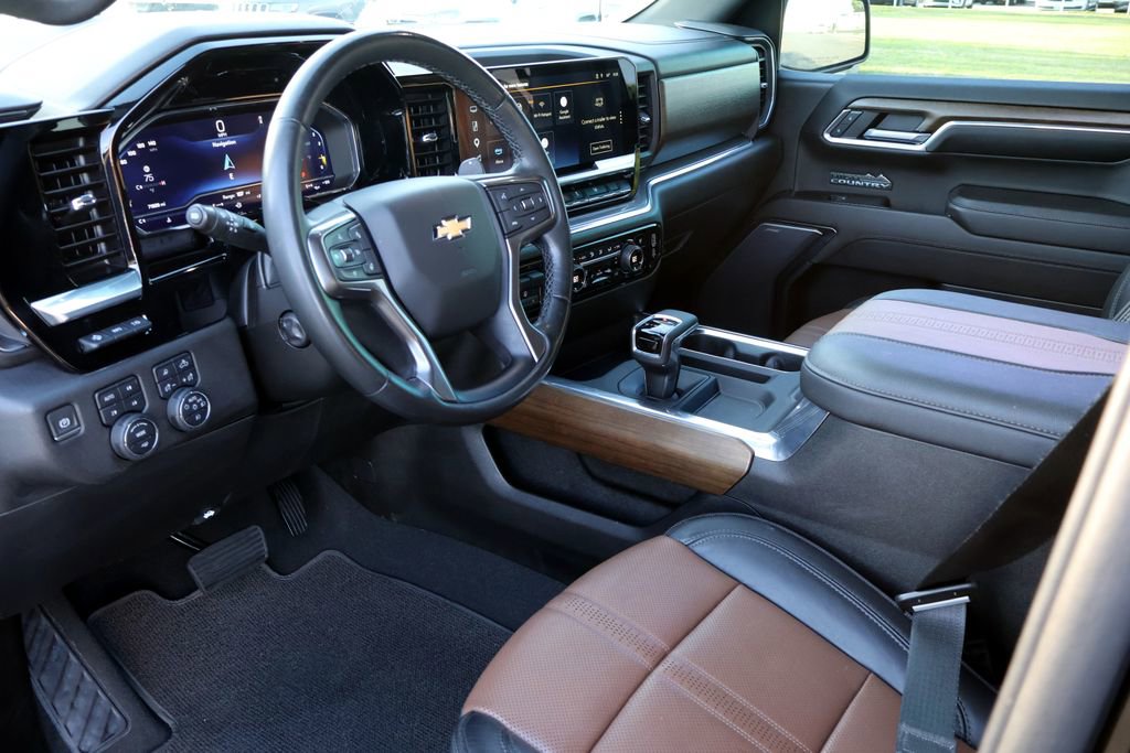 Used 2023 Chevrolet Silverado 1500 High Country w/ Technology Package image 3