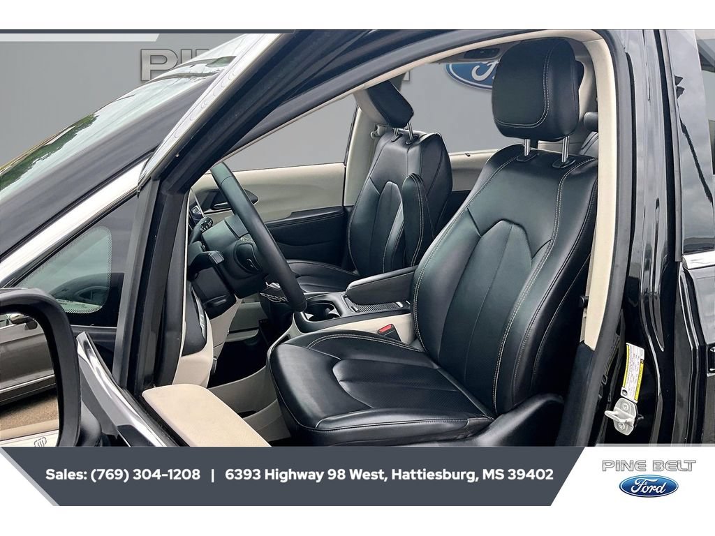 Used 2023 Chrysler Pacifica Touring-L FWD image 18
