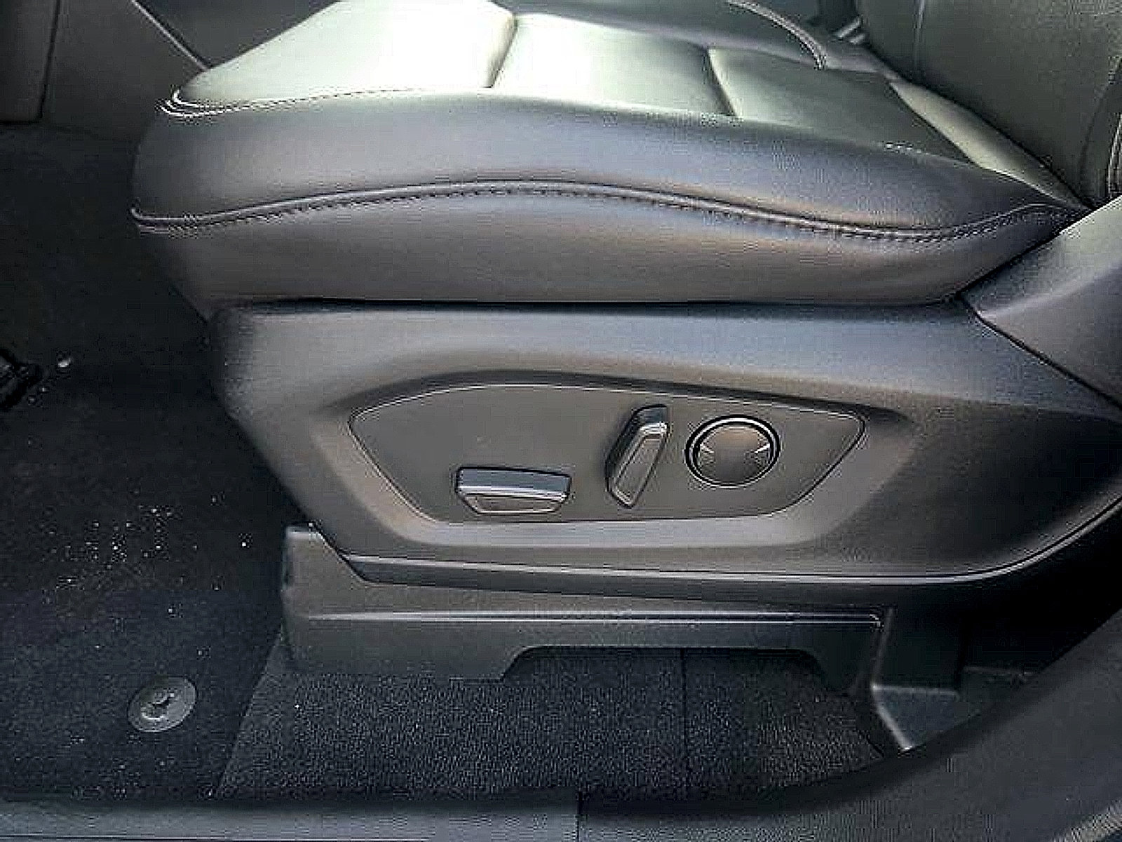 Certified 2023 Ford Explorer XLT w/ Equipment Group 202A AWD/4WD image 12