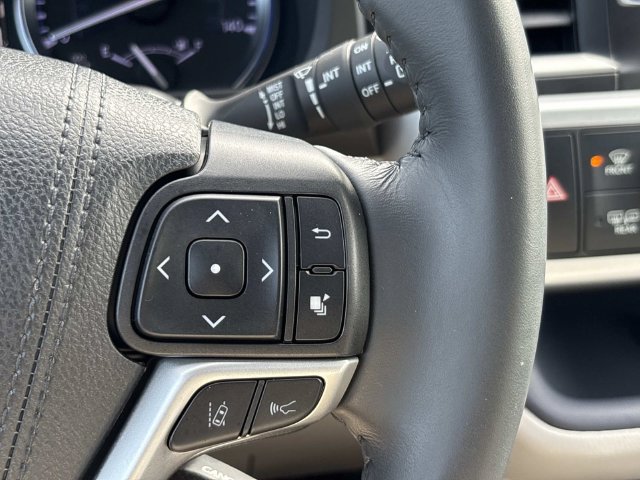 Used 2019 Toyota Highlander XLE FWD image 32