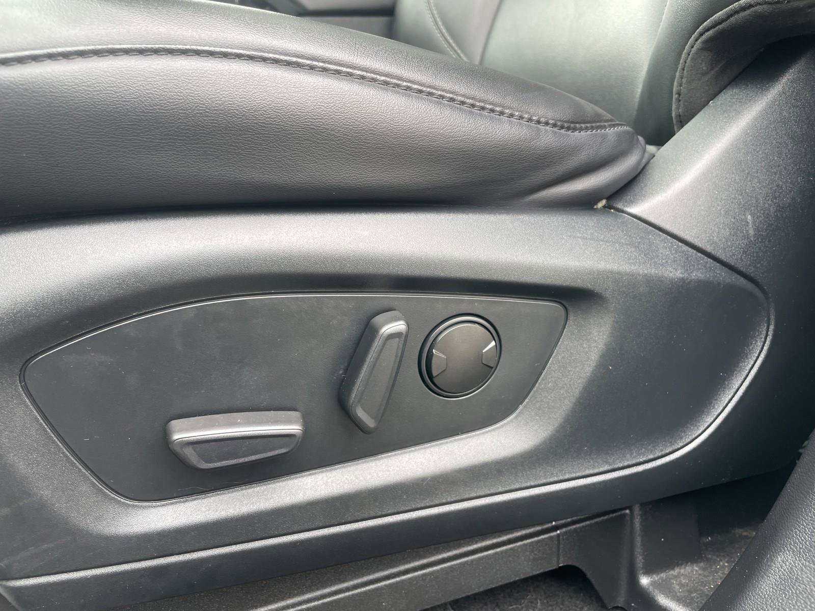 Certified 2022 Ford Explorer XLT w/ Equipment Group 202A image 10