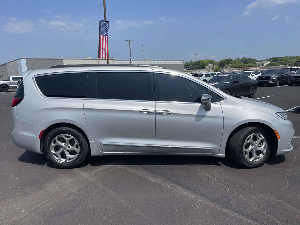 Used 2022 Chrysler Pacifica Limited FWD image 2