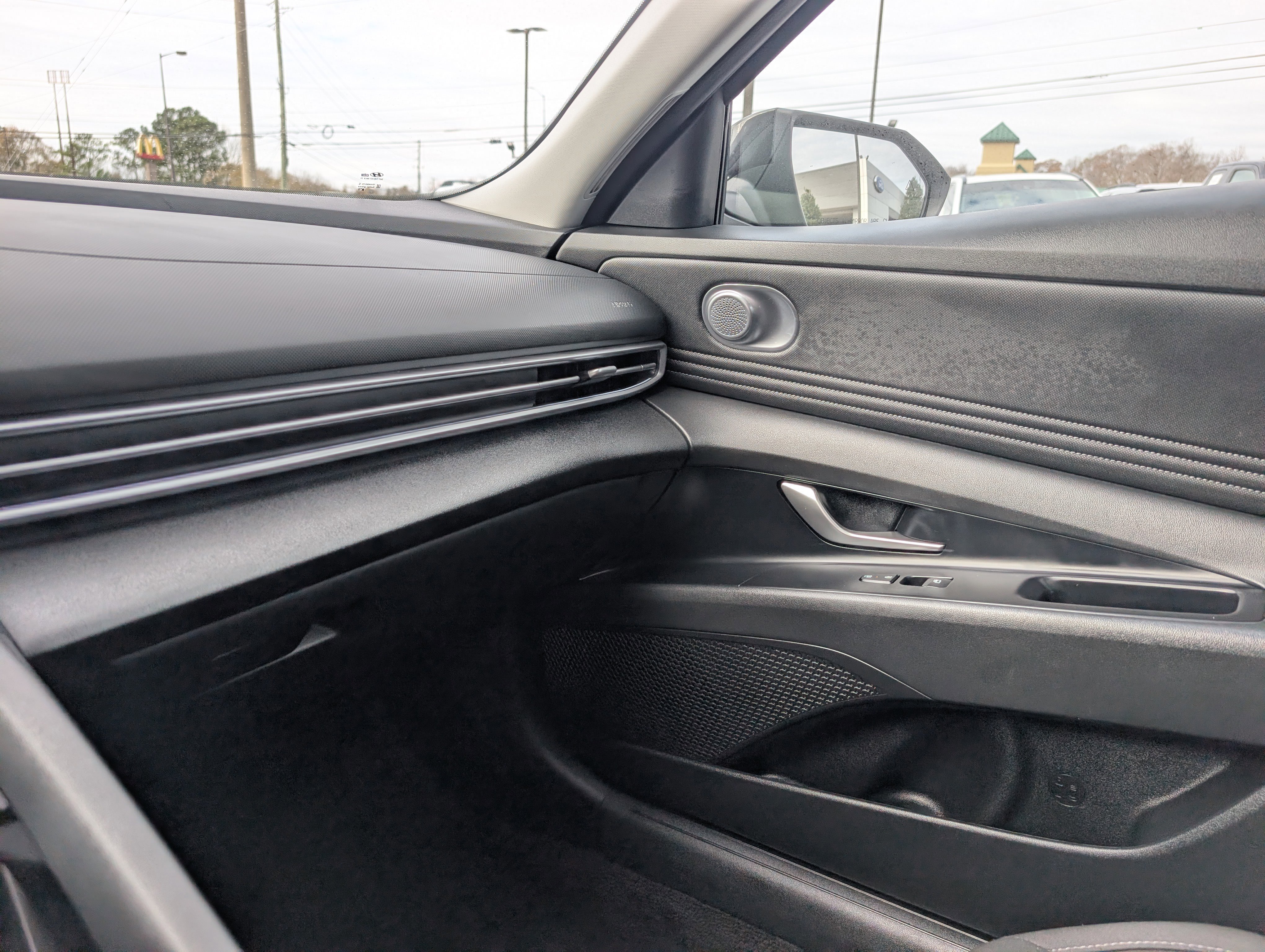 Used 2025 Hyundai Elantra SEL image 31